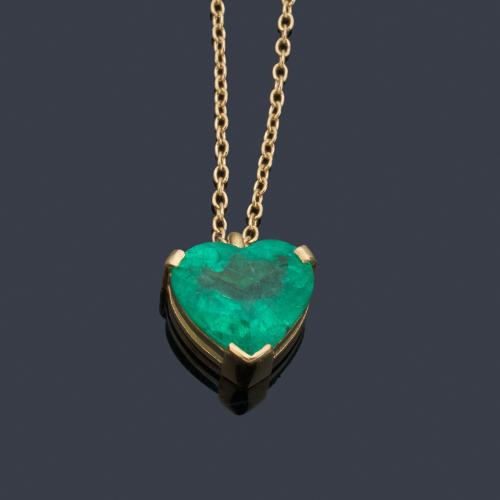 Anillo con esmeralda talla corazón de aprox. 1,00 ct en montura y cadena de oro amarillo de 18K.