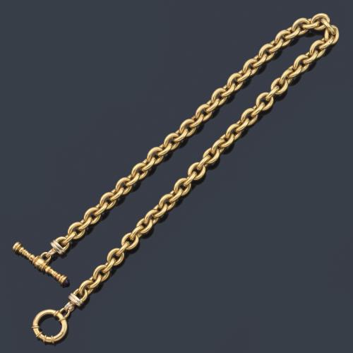 Collar con eslabones ovalados en montura de oro amarillo de 18K.