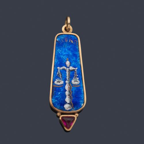 Colgante con motivo zodiacal de Libra sobre esmalte azul y rubí sintético.
