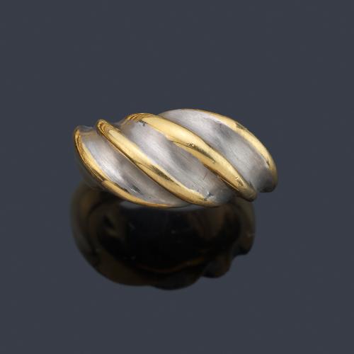 Anillo con diseño entorchado en montura de oro blanco y amarillo de 18K mate y brillo.