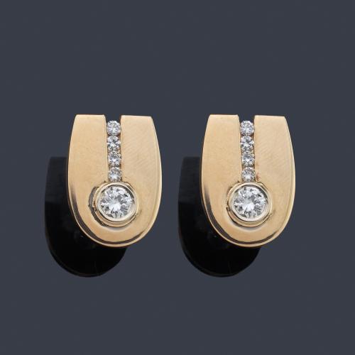 Pendientes cortos en forma de 'U' con brillantes de aprox. 0,80 ct en total.