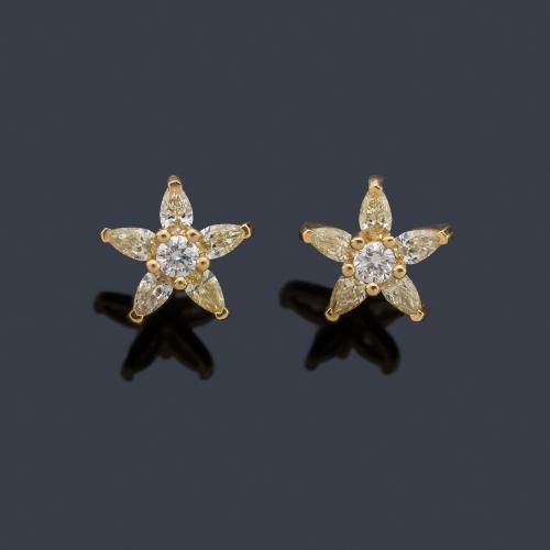 Pendientes cortos con diseño de estrella con diamantes talla perilla 'fancy yellow' de aprox. 0,85 ct y brillante de aprox. 0,21 ct en total.