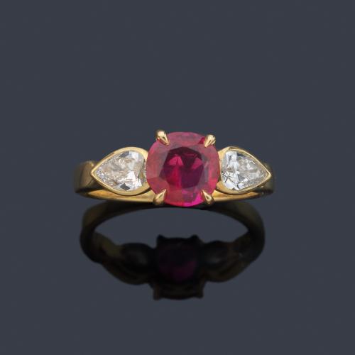 Anillo con rubí talla oval de aprox. 1,36 ct con dos diamantes talla perilla. Certificado GCS.