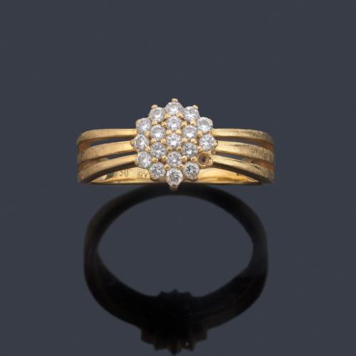 Anillo con diseño de roseta con brillantes de aprox. 0,40 ct en total.