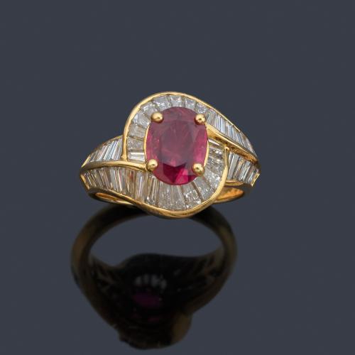 Anillo en oro amarillo de 18K con centro de rubí talla oval de aprox. 2,25 ct.