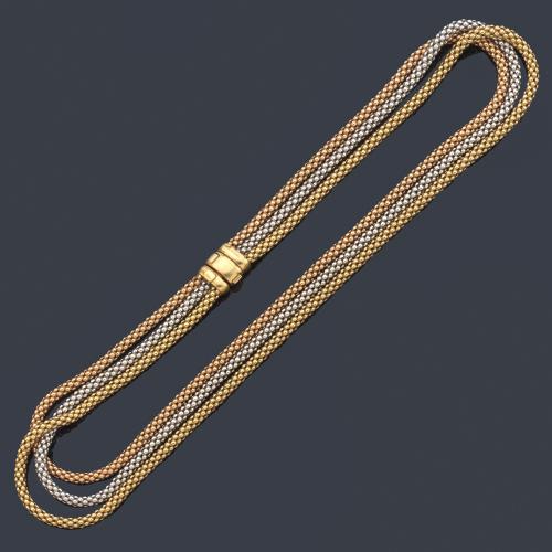 Collar con tres cadena con diseño de malla en oro rosa, blanco y amarillo de 18K.