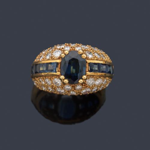 Anillo con zafiro talla oval de aprox. 2,00 ct y calibrados con pavé de brillantes de aprox. 2,10 ct en total.