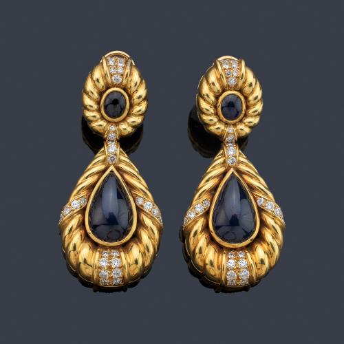  Pendientes largos con zafiros en cabujón de aprox. 19,80 ct en total en montura de oro amarillo de 18K con brillantes.