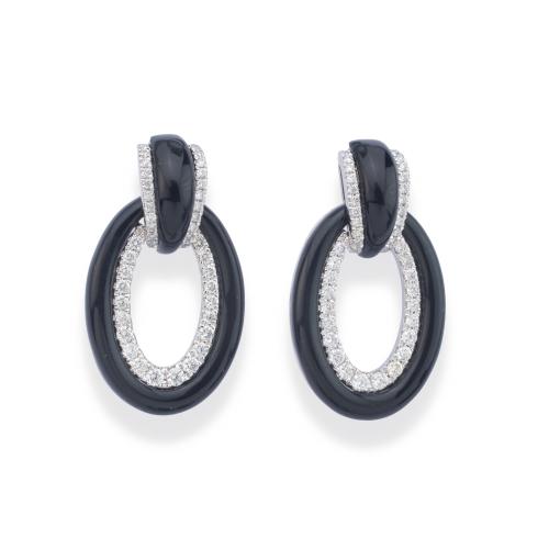 Pendientes largos con diseño de aro con piezas de ónix y brillantes de aprox. 0,74 ct en total.