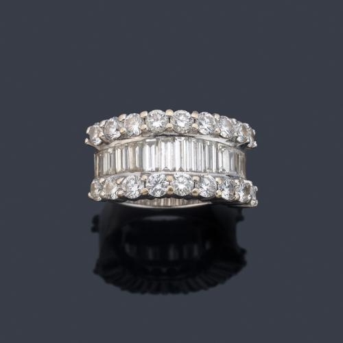Anillo con banda central de diamantes talla baguette de aprox. 2,30 ct y doble banda de brillantes de aprox. 2,40 ct en total.