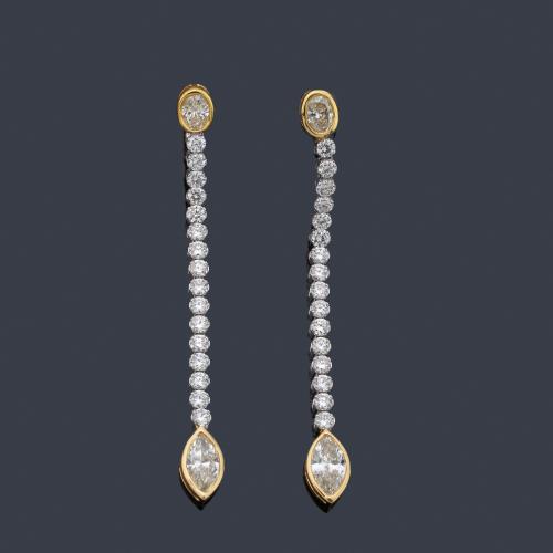 Pendientes largos con diamantes 'fancy yellow' talla marquís y oval de aprox. 0,90 ct en total e hilera de brillantes de aprox. 0,79 ct en total.