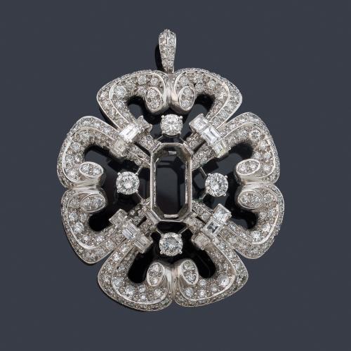 Colgante - broche con diseño de rosetón con diamantes talla brillante y baguette de aprox. 8,20 ct en total (falta la piedra central).