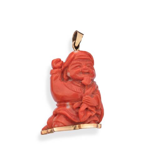Colgante - dije con diseño de 'sabio anciano' realizado en coral y reasa y base en oro amarillo de 18K. Años '70.