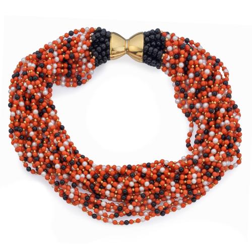 Collar corto con múltiples hilos con perlitas y cuentas esféricas de coral, ónix y oro amarillo con cierre en forma de cono realizado en oro amarillo de 18K.