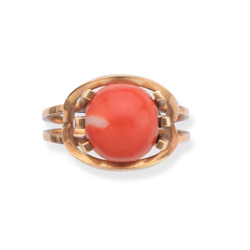 Anillo con cuenta de coral de aprox. 9,58 mm en montura de oro amarillo de 18K.