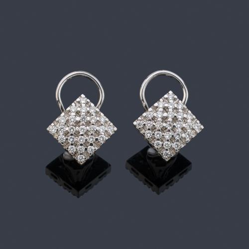 Pendientes cortos con diseño cuadrado en pavé de brillantes de aprox. 0,61 ct en total.