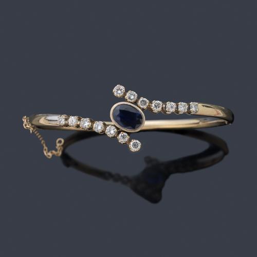  Pulsera con zafiro talla oval central de aprox. 1,70 ct y dos bandas de brillantes de aprox. 1,12 ct en total.