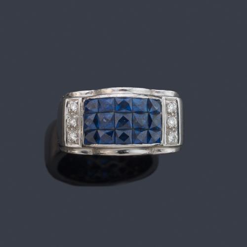 Anillo con centro de zafiros calibrados de aprox. 2,00 ct en engaste invisible y brillantes de aprox. 0,15 ct en total.