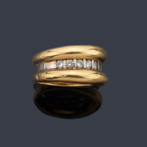 Anillo con banda central de brillantes en montura de oro amarillo de 18K.