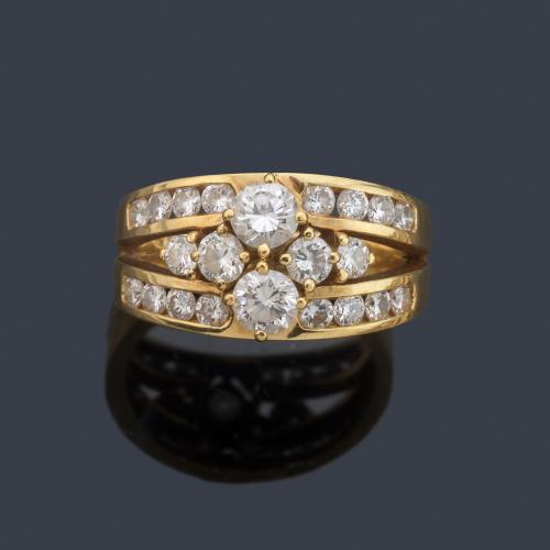 Anillo con brillantes de aprox. 1,60 ct en total, en montura de oro amarillo de 18K.