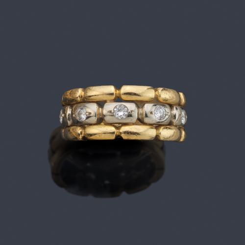 Anillo con diseño de cadeneta con brillantes en oro bicolor de 18K.