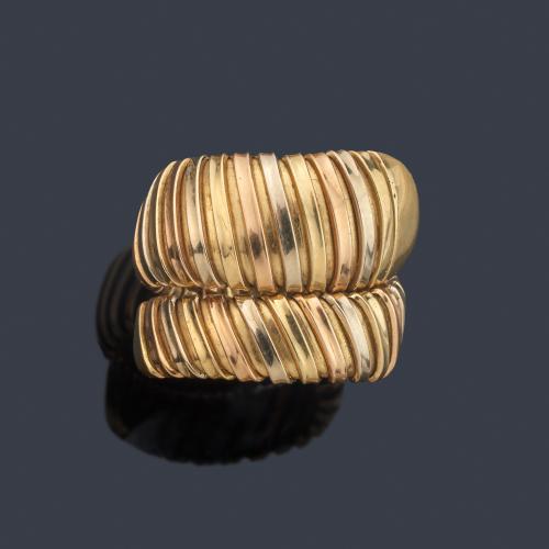 Anillo enroscado con diseño de tubogas en oro blanco y amarillo de 18K.