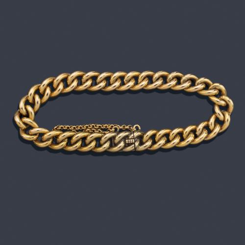 Pulsera con eslabones húngaros en montura de oro amarillo de 18K.