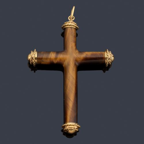 Cruz realizada en cuarzo 'ojo de tigre' con remates en oro amarillo de 18K.