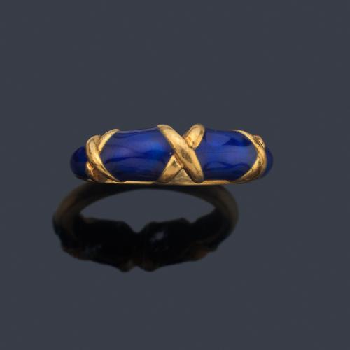 Anillo con esmalte azul sobre montura de oro amarillo de 18K.
