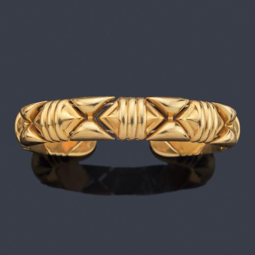 Pulsera semirrígida con motivos geométricos en oro amarillo de 18K.