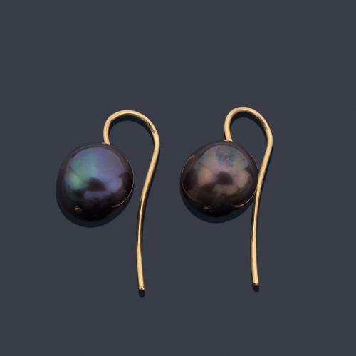 Pendientes largos con pareja de perlas de Tahití en montura de oro amarillo de 18K.