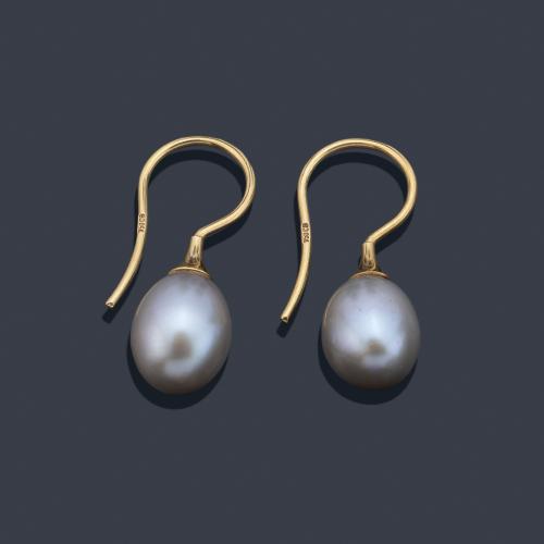 Pendientes largos con pareja de perlas Tahití aperilladas de aprox. 3,88 mm y 4,04 mm con cierre de gancho en oro amarillo de 18K.