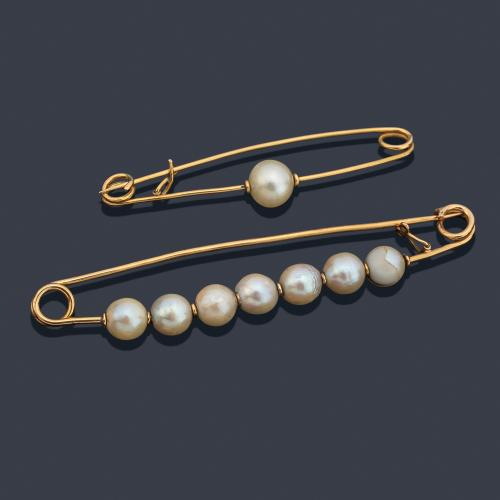 Dos alfileres con perlas realizados en montura de oro amarillo de 18K.