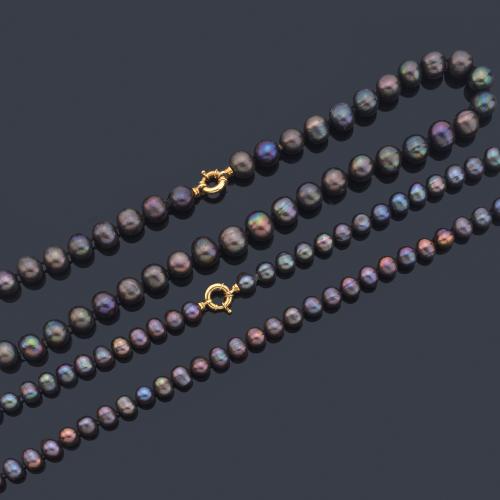  Dos collares de perlas Tahití de aprox. 10,51 - 11,88 mm y 8,50 - 9,60 mm, ambas con cierres tipo mosquetón en oro amarillo de 18K.
