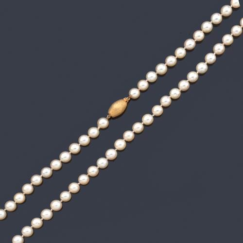 Collar con un hilo de perlas de aprox. 7,52 mm - 7,71 mm con cierre ovalado en oro amarillo mate de 18K.