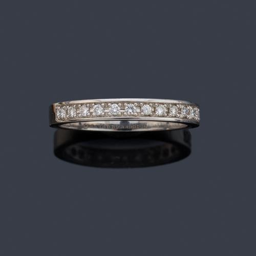 Media alianza con banda de brillantes de aprox. 0,32 ct en total.