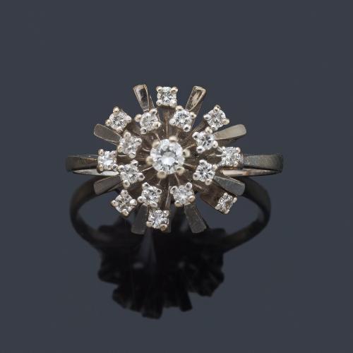 Anillo con diseño de rosetón con brillantes de aprox. 0,37 ct en total.