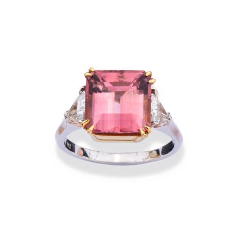  Anillo con turmalina rosa de aprox. 4,75 ct con dos diamantes talla triángulo de aprox. 0,20 ct cada uno.