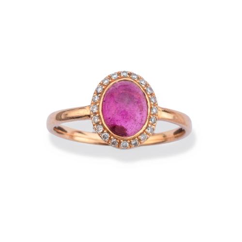 Anillo con turmalina rubelita talla cabujón con orla de brillantes en montura de oro rosa de 18K.