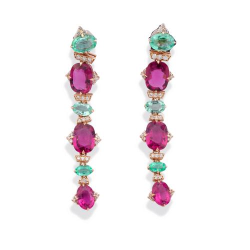 Pendientes largos con rubíes talla oval de aprox. 7,20 ct intercalado con esmeraldas talla marquís de aprox. 3,30 ct y brillantes de aprox. 0,46 ct en total.