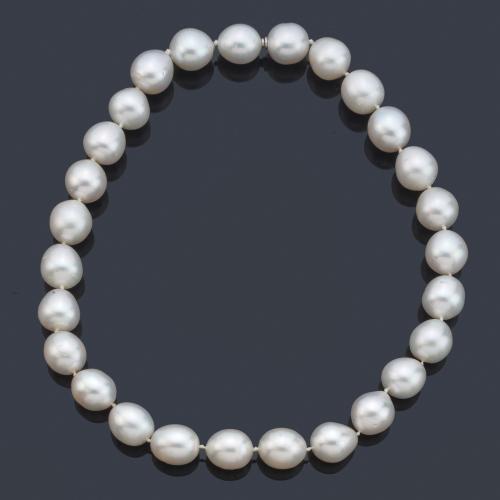  Collar de perlas australianas de aprox. 13,50 mm - 15,50 mm con cierre oculto en oro blanco de 18K.