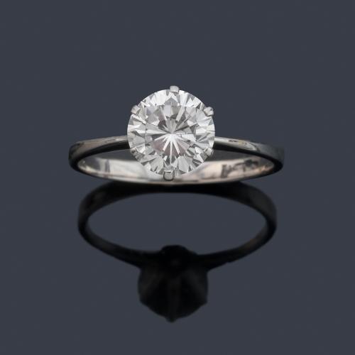 Solitario con brillante de aprox. 1,60 ct en montura de oro blanco de 18K.