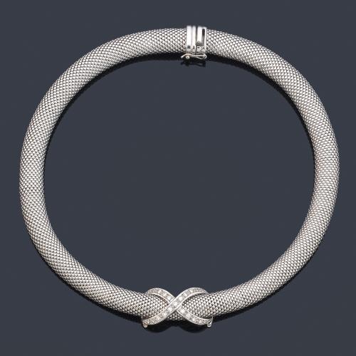 Collar con motivo central en forma de 'X' con brillantes en diseño de malla en oro blanco de 18K.
