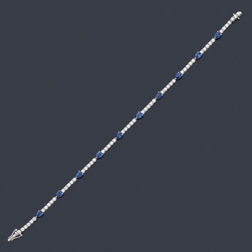 Pulsera con zafiros talla perilla de aprox. 1,62 ct y brillantes de aprox. 1,74 ct en total.