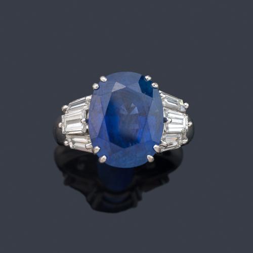 Anillo con zafiro talla oval de aprox. 11,00 ct con diamantes talla trapecio en ambos lados.