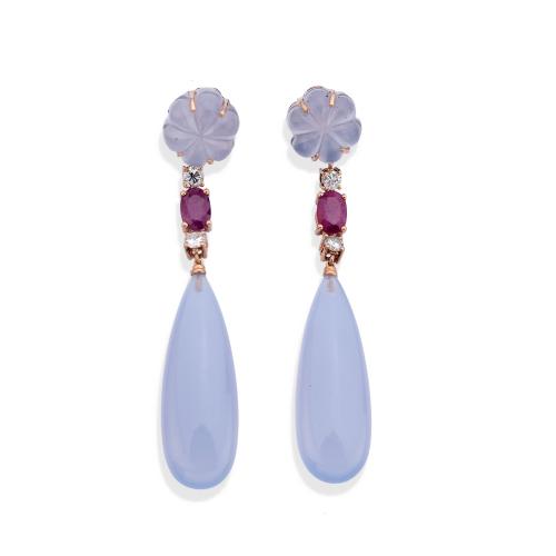 Pendientes largos con calcedonia tallada en forma de flor y gota, unidos por un rubí talla oval y brillantes.