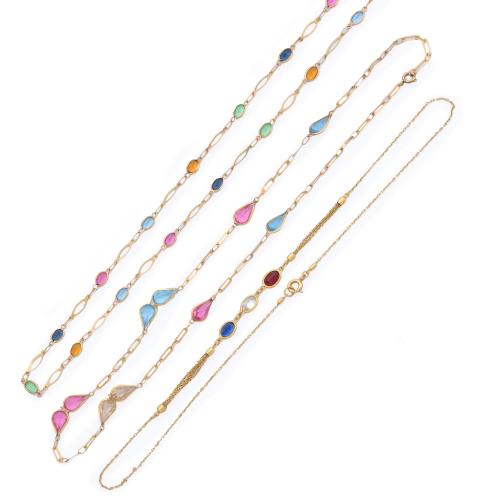 Tres cadenas con gemas de color en diferentes tallas, en montura de oro amarillo de 18K.