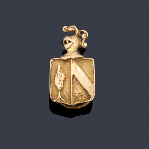 Insignia de solapa con escudo heráldico en montura de oro amarillo de 18K.