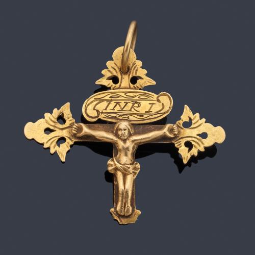 Cruz realizada en oro amarillo de 18K.