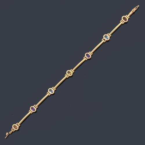 Pulsera con gemas de color en montura de oro amarillo de 18K.